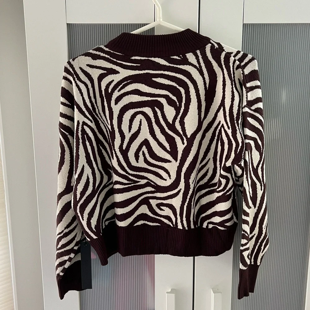 NWT Carbon38 Women’s Zebra Jacquard Crop Sweater Size Small - Picture 5 of 7